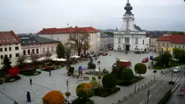 Widok na rynek w Wadowicach z kamery obrotowej.