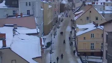Widok na deptak w malowniczym miasteczku w Wejherowie.