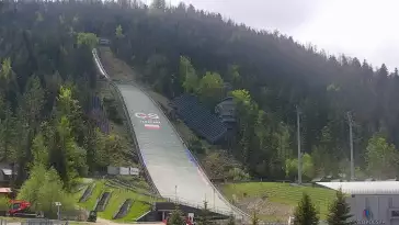 Obraz z dolnej części skoczni na koronę I trybuny Wielkiej Skoczni