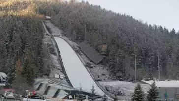 Obraz z dolnej części skoczni na koronę I trybuny Wielkiej Skoczni
