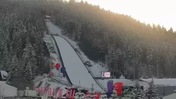 Obraz z dolnej części skoczni na koronę I trybuny Wielkiej Skoczni