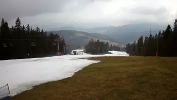 Wyciąg narciarski i fragment trasy zjazdowej ośrodka narciarskiego Wierchomla