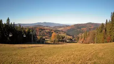 Wyciąg narciarski i fragment trasy zjazdowej ośrodka narciarskiego Wierchomla