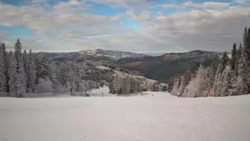 Wyciąg narciarski i fragment trasy zjazdowej ośrodka narciarskiego Wierchomla