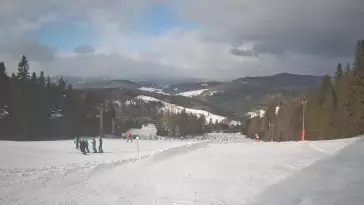 Wyciąg narciarski i fragment trasy zjazdowej ośrodka narciarskiego Wierchomla