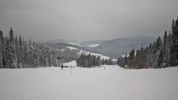 Wyciąg narciarski i fragment trasy zjazdowej ośrodka narciarskiego Wierchomla