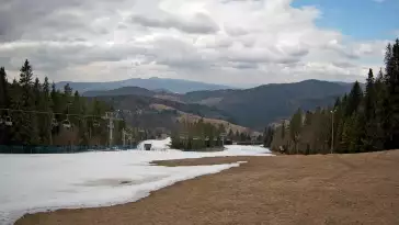 Wyciąg narciarski i fragment trasy zjazdowej ośrodka narciarskiego Wierchomla