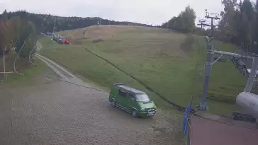 Widok na dolną stację wyciągu narciarskiego w Wierchomli