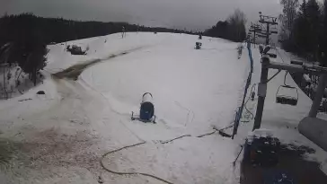 Widok na dolną stację wyciągu narciarskiego w Wierchomli