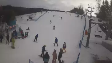 Widok na dolną stację wyciągu narciarskiego w Wierchomli