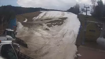 Widok na dolną stację wyciągu narciarskiego w Wierchomli