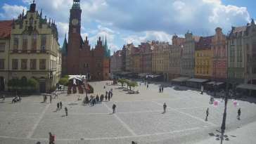 Wrocław - widok na rynek główny we Wrocławiu z kamery stałej.