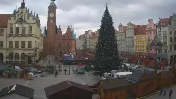 Wrocław - widok na rynek główny we Wrocławiu z kamery stałej.