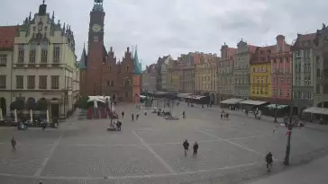 Wrocław - widok na rynek główny we Wrocławiu z kamery stałej.