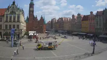 Wrocław - widok na rynek główny we Wrocławiu z kamery stałej.