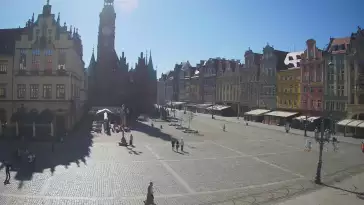 Wrocław - widok na rynek główny we Wrocławiu z kamery stałej.