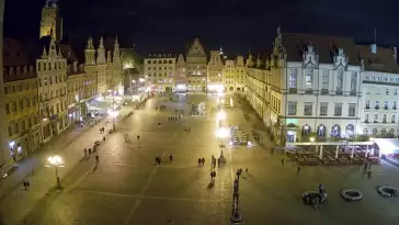 Wrocław - widok na rynek główny we Wrocławiu z kamery stałej.