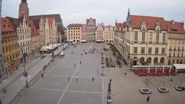 Wrocław - widok na rynek główny we Wrocławiu z kamery stałej.