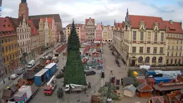 Wrocław - widok na rynek główny we Wrocławiu z kamery stałej.