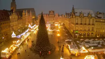 Wrocław - widok na rynek główny we Wrocławiu z kamery stałej.
