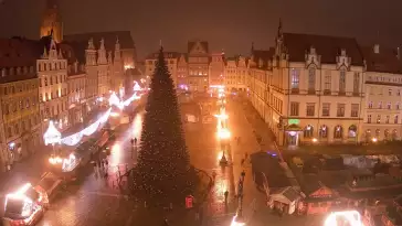 Wrocław - widok na rynek główny we Wrocławiu z kamery stałej.