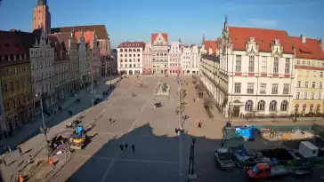 Wrocław - widok na rynek główny we Wrocławiu z kamery stałej.