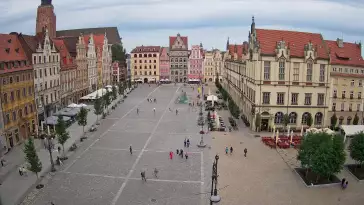 Wrocław - widok na rynek główny we Wrocławiu z kamery stałej.