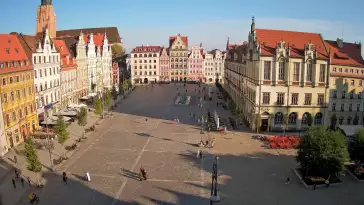 Wrocław - widok na rynek główny we Wrocławiu z kamery stałej.
