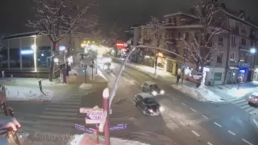 Zakopane - widok na skrzyżowanie ulic Zamoyskiego z Krupówkami.