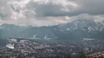 Obserwacja wschodu słońca nad Tatrami z tego miejsca to czysta magia, która dostarcza niesamowitych wrażeń wizualnych każdemu miłośnikowi natury.