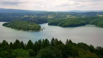 Widok z kamery na Jezioro Solińskie w Bieszczadach.
