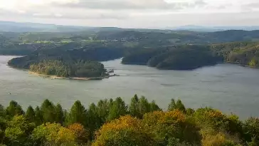 Widok z kamery na Jezioro Solińskie w Bieszczadach.