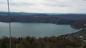 Widok z kamery na Jezioro Solińskie w Bieszczadach.