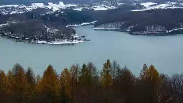Widok z kamery na Jezioro Solińskie w Bieszczadach.
