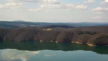 Widok z kamery na Jezioro Solińskie w Bieszczadach.