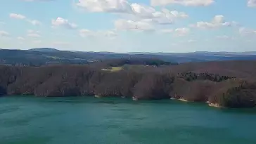 Widok z kamery na Jezioro Solińskie w Bieszczadach.