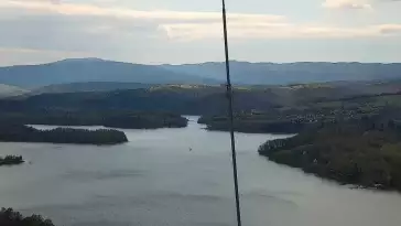 Widok z kamery na Jezioro Solińskie w Bieszczadach.