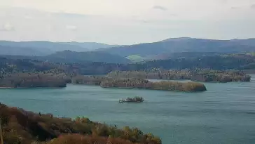 Widok z kamery na Jezioro Solińskie w Bieszczadach.