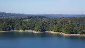 Widok z kamery na Jezioro Solińskie w Bieszczadach.