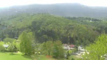 Obrotowa kamera live zainstalowana powyżej dolnej stacji czteroosobowej kolei linowej