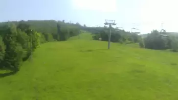 Obrotowa kamera live zainstalowana powyżej dolnej stacji czteroosobowej kolei linowej