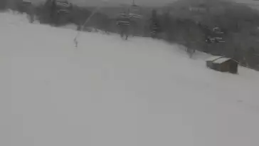 Obrotowa kamera live zainstalowana powyżej dolnej stacji czteroosobowej kolei linowej