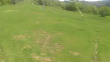 Obrotowa kamera live zainstalowana powyżej dolnej stacji czteroosobowej kolei linowej