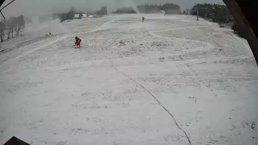 Widok z dołu na stok narciarski przy wyciągu W5