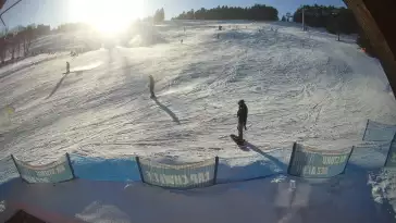 Widok z dołu na stok narciarski przy wyciągu W5