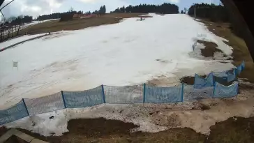 Widok z dołu na stok narciarski przy wyciągu W5