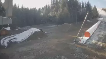 Kamera prezentuje obraz na żywo ze szkółki narciarskiej w Istebnej.