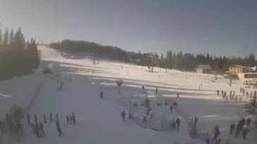 Kamera prezentuje obraz na żywo ze szkółki narciarskiej w Istebnej.