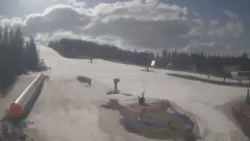 Kamera prezentuje obraz na żywo ze szkółki narciarskiej w Istebnej.