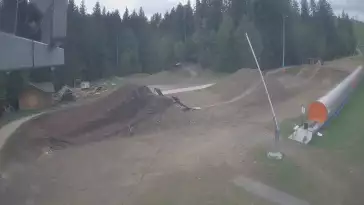 Kamera prezentuje obraz na żywo ze szkółki narciarskiej w Istebnej.